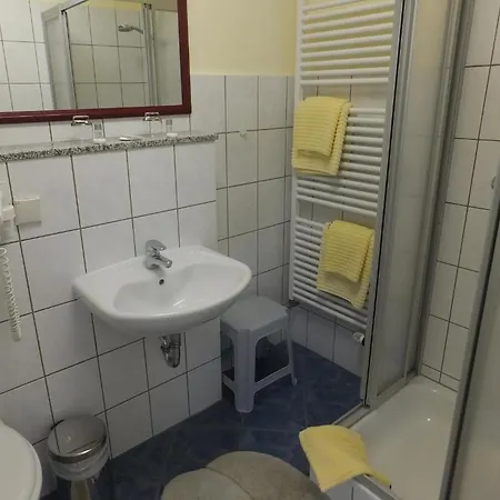 호텔 Weinhotel Hubertus Garni 3*